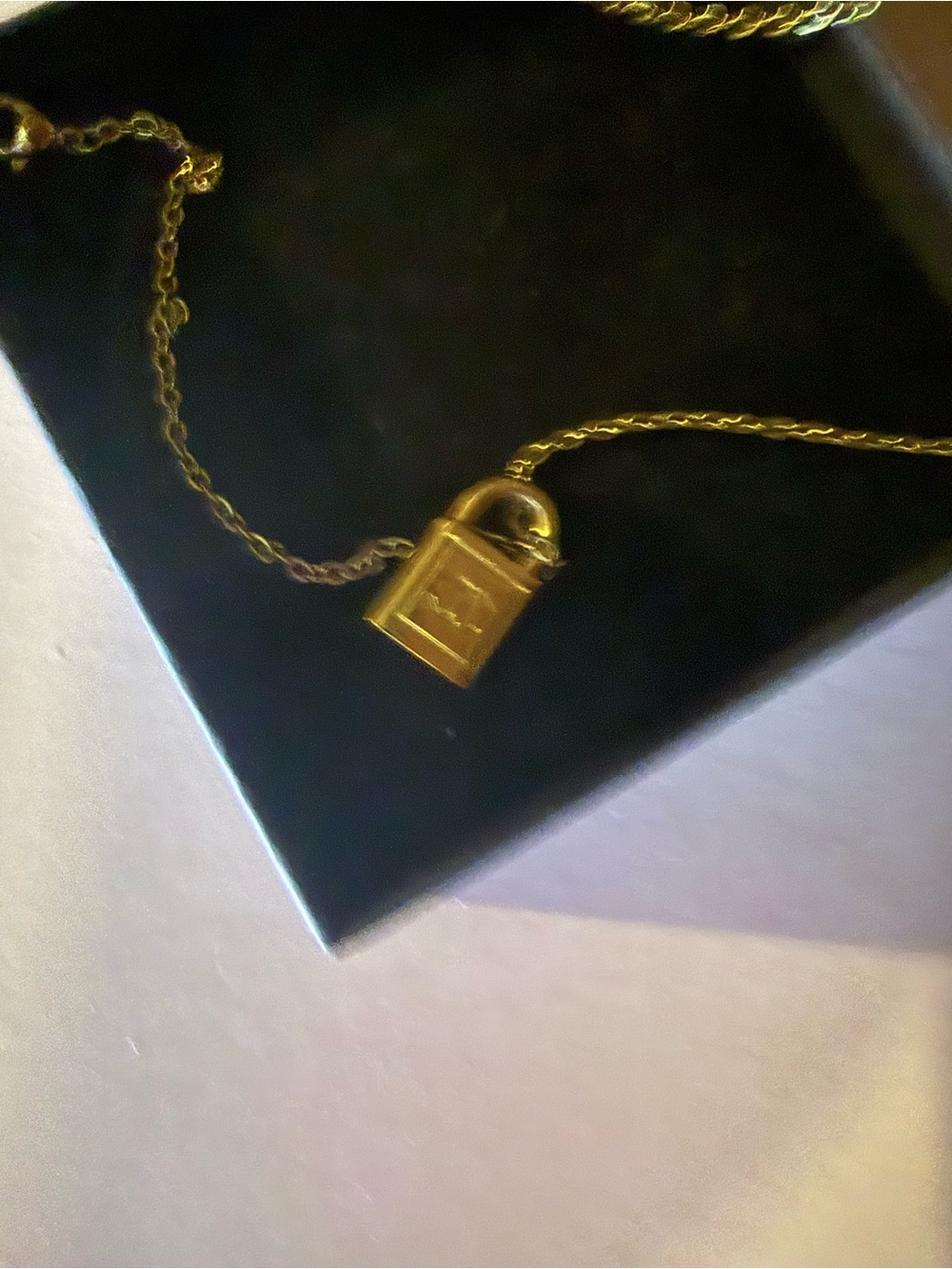 Source Unknown Gold Padlock Logo Pendant Necklace - Picture 4 of 4